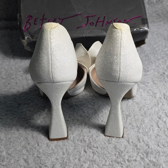 Betsey Johnson White Iridescent Sculpted Bow Heels Pumps Wedding Bridal 9M NEW - Picture 9 of 11
